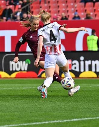 17.10.2025 - Fussball - Saison 2025 2026 - 1. Google Pixel Frauen Bundesliga - 07. Spieltag: 1. FC Nürnberg FCN ( Club Clubfrauen ) - SC Freiburg - Sportfoto Zink - xwoxzix - Luisa Guttenberger (4, 1. FC Nürnberg FCN ) erzielt Treffer Tor Torschuß zum 1:0 gegen Meret Felde ( 4 , SC Freiburg )