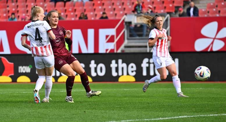 17.10.2025 - Fussball - Saison 2025 2026 - 1. Google Pixel Frauen Bundesliga - 07. Spieltag: 1. FC Nürnberg FCN ( Club Clubfrauen ) - SC Freiburg - Sportfoto Zink - xwoxzix - Luisa Guttenberger (4, 1. FC Nürnberg FCN ) erzielt Treffer Tor Torschuß zum 1:0 gegen Meret Felde ( 4 , SC Freiburg )