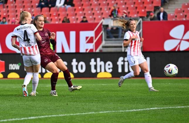 17.10.2025 - Fussball - Saison 2025 2026 - 1. Google Pixel Frauen Bundesliga - 07. Spieltag: 1. FC Nürnberg FCN ( Club Clubfrauen ) - SC Freiburg - Sportfoto Zink - xwoxzix - Luisa Guttenberger (4, 1. FC Nürnberg FCN ) erzielt Treffer Tor Torschuß zum 1:0 gegen Meret Felde ( 4 , SC Freiburg )