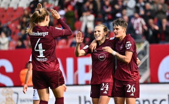 17.10.2025 - Fussball - Saison 2025 2026 - 1. Google Pixel Frauen Bundesliga - 07. Spieltag: 1. FC Nürnberg FCN ( Club Clubfrauen ) - SC Freiburg - Sportfoto Zink - xwoxzix - Torjubel Jubel Freude nach Treffer Tor Torschuß zum 1:0 durch Luisa Guttenberger (4, 1. FC Nürnberg FCN ) - Luisa Guttenberger (4, 1. FC Nürnberg FCN ) Nastassja Lein (24, 1. FC Nürnberg FCN ) Aneta Polaskova (26, 1. FC Nürnberg FCN )