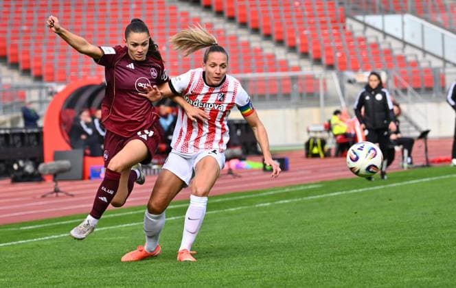 17.10.2025 - Fussball - Saison 2025 2026 - 1. Google Pixel Frauen Bundesliga - 07. Spieltag: 1. FC Nürnberg FCN ( Club Clubfrauen ) - SC Freiburg - Sportfoto Zink - xwoxzix - Sanja Homann (19, 1. FC Nürnberg FCN ) Gabrielle Lambert ( 32 , SC Freiburg )