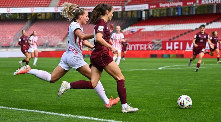 17.10.2025 - Fussball - Saison 2025 2026 - 1. Google Pixel Frauen Bundesliga - 07. Spieltag: 1. FC Nürnberg FCN ( Club Clubfrauen ) - SC Freiburg - Sportfoto Zink - xwoxzix - Lisa Karl ( 2 , SC Freiburg ) Sanja Homann (19, 1. FC Nürnberg FCN )