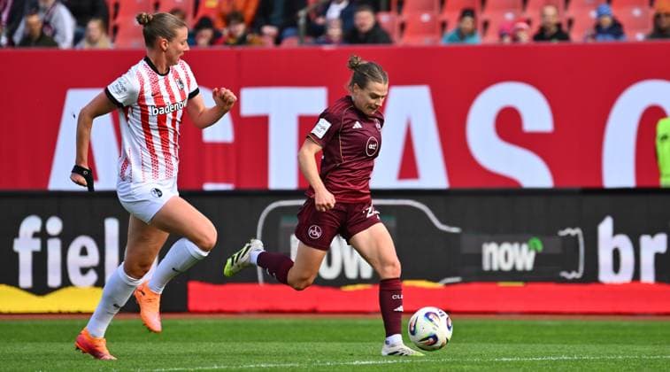 17.10.2025 - Fussball - Saison 2025 2026 - 1. Google Pixel Frauen Bundesliga - 07. Spieltag: 1. FC Nürnberg FCN ( Club Clubfrauen ) - SC Freiburg - Sportfoto Zink - xwoxzix - Julia Stierli ( 5 , SC Freiburg ) Nastassja Lein (24, 1. FC Nürnberg FCN ) kurz vor Treffer Tor Torschuß zum 1:0 durch Luisa Guttenberger (4, 1. FC Nürnberg FCN , nicht im Bild )
