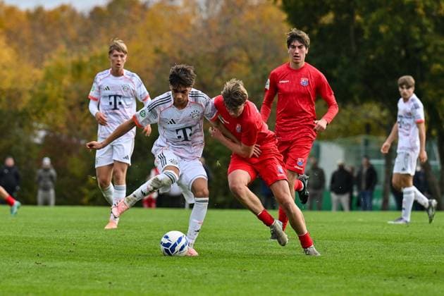 DFB U19-Nachwuchsliga: SpVgg Unterhaching - FC Bayern München U19; 18.10.2025 im Duell Roy SNIP (FC Bayern München U19 10) und Marinus SPANN (SpVgg Unterhaching U19 8) Zweikampf U19 DFB Nachwuchsliga: SpVgg Unterhaching - FC Bayern München; Sportschule Oberhaching am 18.10.2025 Copyright: xBEAUTIFULxSPORTS Goldbergx