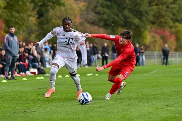 DFB U19-Nachwuchsliga: SpVgg Unterhaching - FC Bayern München U19; 18.10.2025 Im Duell Uzorchukwu Frank EGWUATU (FC Bayern München 7) und Moritz BRONNER (SpVgg Unterhaching U19 17) Zweikampf U19 DFB Nachwuchsliga: SpVgg Unterhaching - FC Bayern München; Sportschule Oberhaching am 18.10.2025 Copyright: xBEAUTIFULxSPORTS Goldbergx