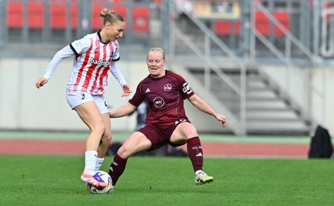 17.10.2025 - Fussball - Saison 2025 2026 - 1. Google Pixel Frauen Bundesliga - 07. Spieltag: 1. FC Nürnberg FCN ( Club Clubfrauen ) - SC Freiburg - Sportfoto Zink - xwoxzix - Sophie Charlotte Nachtigall ( 27 , SC Freiburg ) Aleigh Gambone (16, 1. FC Nürnberg FCN )