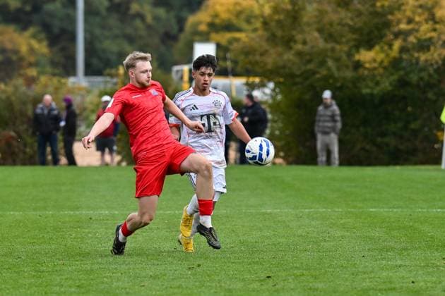 DFB U19-Nachwuchsliga: SpVgg Unterhaching - FC Bayern München U19; 18.10.2025 Im Duell Andreas SCHWEINSTEIGER (SpVgg Unterhaching U19 5) und Maycon Douglas NORMANHA CAROZO (FC Bayern München U19 11) Zweikampf U19 DFB Nachwuchsliga: SpVgg Unterhaching - FC Bayern München; Sportschule Oberhaching am 18.10.2025 Copyright: xBEAUTIFULxSPORTS Goldbergx