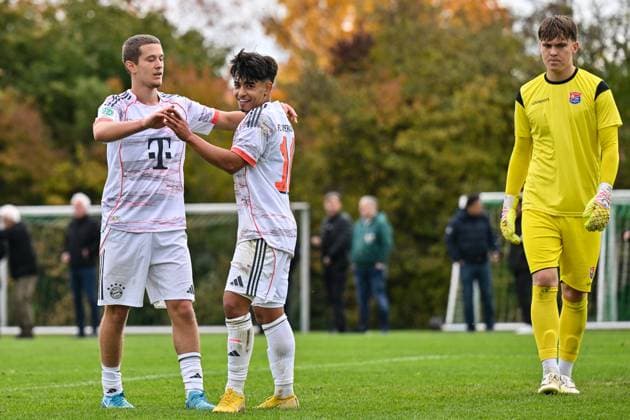 DFB U19-Nachwuchsliga: SpVgg Unterhaching - FC Bayern München U19; 18.10.2025 Jubel der Gäste nach dem Treffer zum 0-3 durch Maycon Douglas NORMANHA CAROZO (FC Bayern München U19 11) Hattrick Tor Torschuetze Freude Happy U19 DFB Nachwuchsliga: SpVgg Unterhaching - FC Bayern München; Sportschule Oberhaching am 18.10.2025 Copyright: xBEAUTIFULxSPORTS Goldbergx