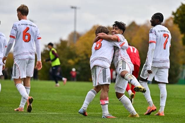 DFB U19-Nachwuchsliga: SpVgg Unterhaching - FC Bayern München U19; 18.10.2025 Jubel der Gäste nach dem Treffer zum 0-3 durch Maycon Douglas NORMANHA CAROZO (FC Bayern München U19 11) Hattrick Tor Torschuetze Freude Happy U19 DFB Nachwuchsliga: SpVgg Unterhaching - FC Bayern München; Sportschule Oberhaching am 18.10.2025 Copyright: xBEAUTIFULxSPORTS Goldbergx
