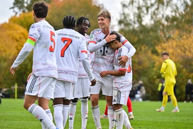 DFB U19-Nachwuchsliga: SpVgg Unterhaching - FC Bayern München U19; 18.10.2025 Jubel der Gäste nach dem Treffer zum 0-3 durch Maycon Douglas NORMANHA CAROZO (FC Bayern München U19 11) Hattrick Tor Torschuetze Freude Happy U19 DFB Nachwuchsliga: SpVgg Unterhaching - FC Bayern München; Sportschule Oberhaching am 18.10.2025 Copyright: xBEAUTIFULxSPORTS Goldbergx