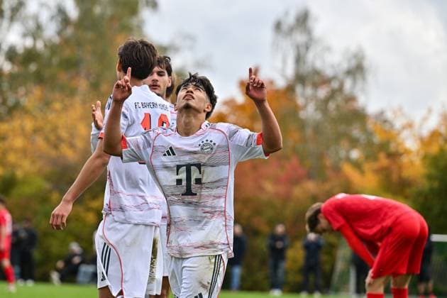 DFB U19-Nachwuchsliga: SpVgg Unterhaching - FC Bayern München U19; 18.10.2025 Jubel der Gäste nach dem Treffer zum 0-3 durch Maycon Douglas NORMANHA CAROZO (FC Bayern München U19 11) Hattrick Tor Torschuetze Freude Happy U19 DFB Nachwuchsliga: SpVgg Unterhaching - FC Bayern München; Sportschule Oberhaching am 18.10.2025 Copyright: xBEAUTIFULxSPORTS Goldbergx