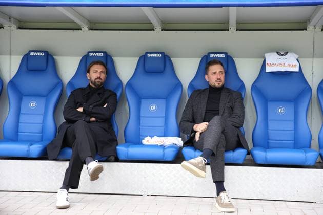 18.10.2025, xrekx, Fussball 2.Bundesliga, Karlsruher SC - 1.FC Kaiserslautern v.l. Thomas Hengen Geschäftsführer Geschaeftsfuehrer (1.FC Kaiserslautern) Marcel Klos Sportdirektor (1.FC Kaiserslautern) vor dem Spiel (DFL DFB REGULATIONS PROHIBIT ANY USE OF PHOTOGRAPHS as IMAGE SEQUENCES and or QUASI-VIDEO) Karlsruhe