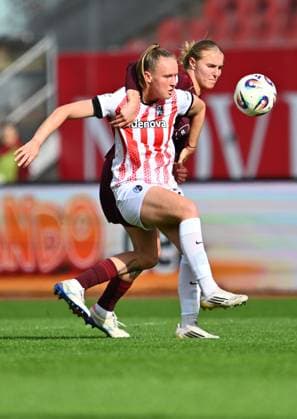 17.10.2025 - Fussball - Saison 2025 2026 - 1. Google Pixel Frauen Bundesliga - 07. Spieltag: 1. FC Nürnberg FCN ( Club Clubfrauen ) - SC Freiburg - Sportfoto Zink - xwoxzix - Luca Birkholz ( 23 , SC Freiburg ) vor Oliwia Wos (15, 1. FC Nürnberg FCN )