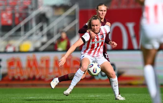 17.10.2025 - Fussball - Saison 2025 2026 - 1. Google Pixel Frauen Bundesliga - 07. Spieltag: 1. FC Nürnberg FCN ( Club Clubfrauen ) - SC Freiburg - Sportfoto Zink - xwoxzix - Luca Birkholz ( 23 , SC Freiburg ) vor Oliwia Wos (15, 1. FC Nürnberg FCN )