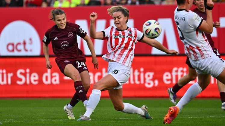 17.10.2025 - Fussball - Saison 2025 2026 - 1. Google Pixel Frauen Bundesliga - 07. Spieltag: 1. FC Nürnberg FCN ( Club Clubfrauen ) - SC Freiburg - Sportfoto Zink - xwoxzix - Nastassja Lein (24, 1. FC Nürnberg FCN ) Greta Stegemann ( 16 , SC Freiburg )
