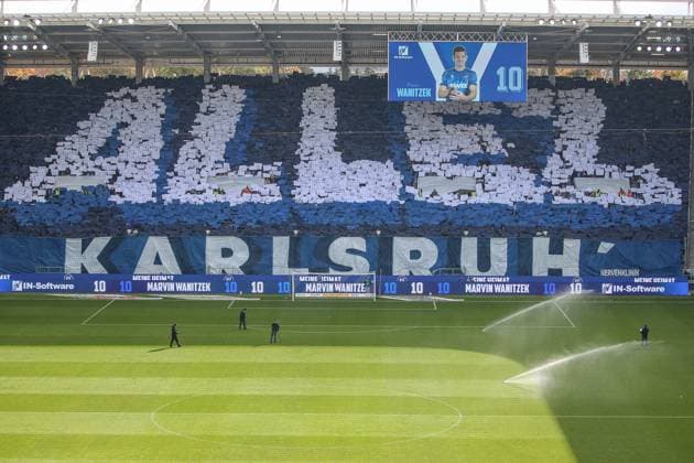 Choreo vor dem Spiel der KSC Fans, Karlsruher SC vs. 1. FC Kaiserslautern, 2. Bundesliga, 9. Spieltag, 2025 2026, 18.10.2025, DFL REGULATIONS PROHIBIT ANY USE OF PHOTOGRAPHS AS IMAGE SEQUENCES AND OR QUASI-VIDEO, Karlsruher SC vs. 1. FC Kaiserslautern, 2. Bundesliga, 9. Spieltag, 2025 2026, 18.10.2025 Karlsruhe