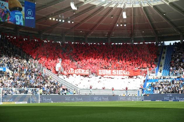 18.10.2025, xrekx, Fussball 2.Bundesliga, Karlsruher SC - 1.FC Kaiserslautern v.l. FCK Fans ,Stimmung, Schals, Trikot, Fahne, Banner, Ultras, Zuschauer, Besucher, Choreo, Choreografie, atmosphere, spectators, Visitors (DFL DFB REGULATIONS PROHIBIT ANY USE OF PHOTOGRAPHS as IMAGE SEQUENCES and or QUASI-VIDEO) Karlsruhe