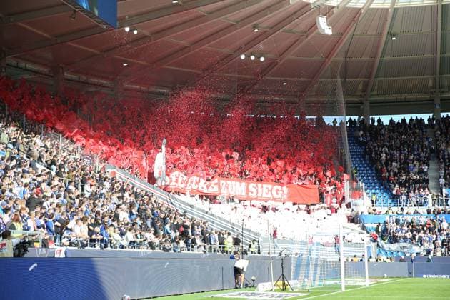 18.10.2025, xrekx, Fussball 2.Bundesliga, Karlsruher SC - 1.FC Kaiserslautern v.l. FCK Fans ,Stimmung, Schals, Trikot, Fahne, Banner, Ultras, Zuschauer, Besucher, Choreo, Choreografie, atmosphere, spectators, Visitors (DFL DFB REGULATIONS PROHIBIT ANY USE OF PHOTOGRAPHS as IMAGE SEQUENCES and or QUASI-VIDEO) Karlsruhe