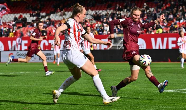 17.10.2025 - Fussball - Saison 2025 2026 - 1. Google Pixel Frauen Bundesliga - 07. Spieltag: 1. FC Nürnberg FCN ( Club Clubfrauen ) - SC Freiburg - Sportfoto Zink - xwoxzix - Luca Birkholz ( 23 , SC Freiburg ) erzielt Treffer Tor Torschuß zum 2:1 gegen Oliwia Wos (15, 1. FC Nürnberg FCN ) -