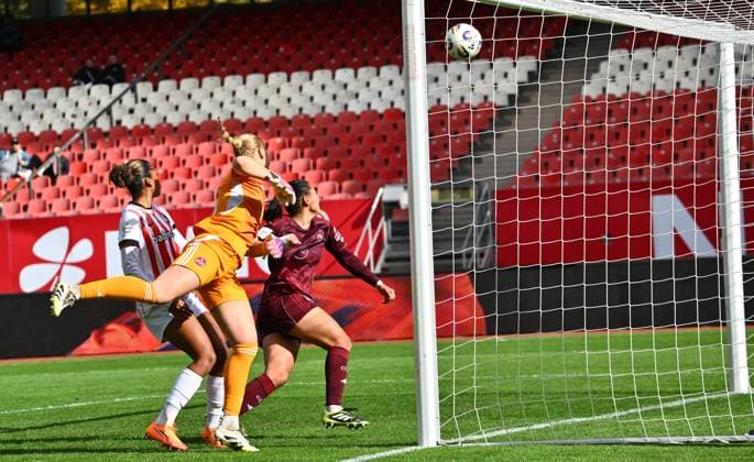 17.10.2025 - Fussball - Saison 2025 2026 - 1. Google Pixel Frauen Bundesliga - 07. Spieltag: 1. FC Nürnberg FCN ( Club Clubfrauen ) - SC Freiburg - Sportfoto Zink - xwoxzix - Larissa Rusek (21, 1. FC Nürnberg FCN ) muss Gegentor Tor zum 2:1 durch Luca Birkholz ( 23 , SC Freiburg , nicht im Bild ) hinnehmen