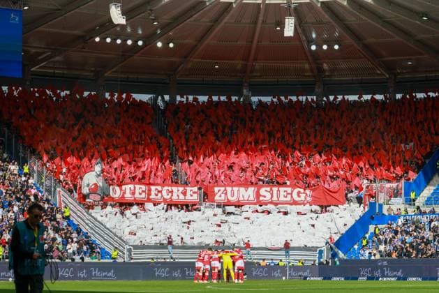 18.10.2025, xhettx, Fussball 2.Bundesliga, Karlsruher SC - 1.FC Kaiserslautern v.l. Lautern schwört sich ein, Gäste Choreo (DFL DFB REGULATIONS PROHIBIT ANY USE OF PHOTOGRAPHS as IMAGE SEQUENCES and or QUASI-VIDEO) Karlsruhe
