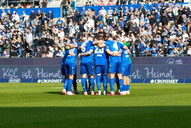 18.10.2025, xhettx, Fussball 2.Bundesliga, Karlsruher SC - 1.FC Kaiserslautern v.l. KSC schwört sich ein (DFL DFB REGULATIONS PROHIBIT ANY USE OF PHOTOGRAPHS as IMAGE SEQUENCES and or QUASI-VIDEO) Karlsruhe