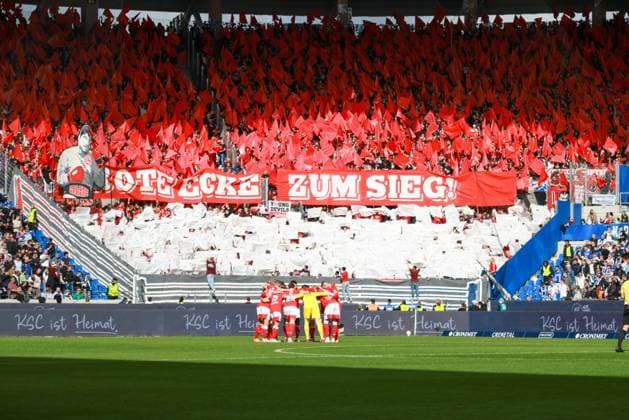 18.10.2025, xhettx, Fussball 2.Bundesliga, Karlsruher SC - 1.FC Kaiserslautern v.l. Lautern schwört sich ein, Gäste Choreo (DFL DFB REGULATIONS PROHIBIT ANY USE OF PHOTOGRAPHS as IMAGE SEQUENCES and or QUASI-VIDEO) Karlsruhe