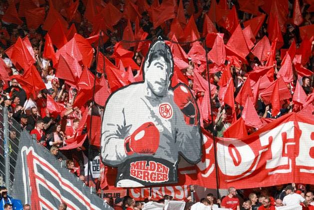 18.10.2025, xhettx, Fussball 2.Bundesliga, Karlsruher SC - 1.FC Kaiserslautern v.l. Gäste Choreo (DFL DFB REGULATIONS PROHIBIT ANY USE OF PHOTOGRAPHS as IMAGE SEQUENCES and or QUASI-VIDEO) Karlsruhe
