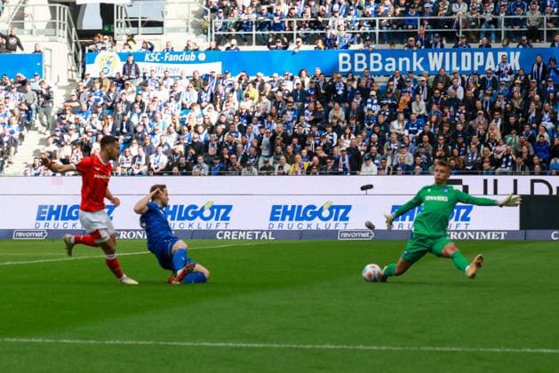 18.10.2025, xhettx, Fussball 2.Bundesliga, Karlsruher SC - 1.FC Kaiserslautern v.l. Ivan Prtajin (1. FC Kaiserslautern, 9) scheitert früh an Hans Christian Bernat (Karlsruher SC, 1) (DFL DFB REGULATIONS PROHIBIT ANY USE OF PHOTOGRAPHS as IMAGE SEQUENCES and or QUASI-VIDEO) Karlsruhe
