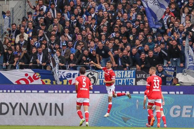 Ivan Prtajin (1. FC Kaiserslautern, 09) jubelt ueber seinen Treffer zum 0:1 der KSC Anhang zeigt seinen Unmut , Karlsruher SC vs. 1. FC Kaiserslautern, 2. Bundesliga, 9. Spieltag, 2025 2026, 18.10.2025, DFL REGULATIONS PROHIBIT ANY USE OF PHOTOGRAPHS AS IMAGE SEQUENCES AND OR QUASI-VIDEO, Karlsruher SC vs. 1. FC Kaiserslautern, 2. Bundesliga, 9. Spieltag, 2025 2026, 18.10.2025 Karlsruhe