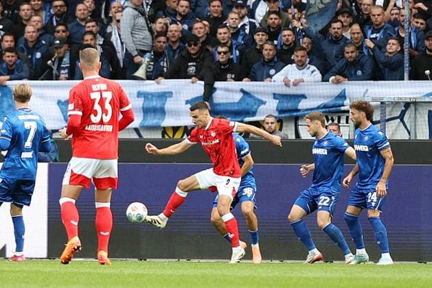 18.10.2025, xrekx, Fussball 2.Bundesliga, Karlsruher SC - 1.FC Kaiserslautern v.l. Torschuss zum 0:1 durch Ivan Prtajin (1.FC Kaiserslautern) (DFL DFB REGULATIONS PROHIBIT ANY USE OF PHOTOGRAPHS as IMAGE SEQUENCES and or QUASI-VIDEO) Karlsruhe