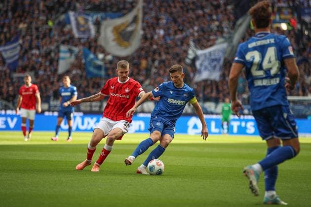 Marvin Wanitzek (Karlsruher SC, 10) im Zweikampf mit Paul Joly (1. FC Kaiserslautern, 26), Karlsruher SC vs. 1. FC Kaiserslautern, 2. Bundesliga, 9. Spieltag, 2025 2026, 18.10.2025, DFL REGULATIONS PROHIBIT ANY USE OF PHOTOGRAPHS AS IMAGE SEQUENCES AND OR QUASI-VIDEO, Karlsruher SC vs. 1. FC Kaiserslautern, 2. Bundesliga, 9. Spieltag, 2025 2026, 18.10.2025 Karlsruhe