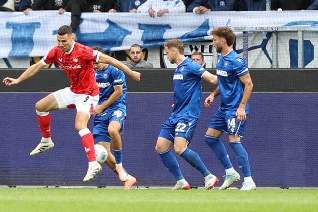18.10.2025, xrekx, Fussball 2.Bundesliga, Karlsruher SC - 1.FC Kaiserslautern v.l. Torschuss zum 0:1 durch Ivan Prtajin (1.FC Kaiserslautern) (DFL DFB REGULATIONS PROHIBIT ANY USE OF PHOTOGRAPHS as IMAGE SEQUENCES and or QUASI-VIDEO) Karlsruhe