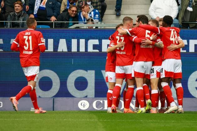 18.10.2025, xhettx, Fussball 2.Bundesliga, Karlsruher SC - 1.FC Kaiserslautern v.l. Jubel um das 0:1 durch Ivan Prtajin (1. FC Kaiserslautern, 9) (DFL DFB REGULATIONS PROHIBIT ANY USE OF PHOTOGRAPHS as IMAGE SEQUENCES and or QUASI-VIDEO) Karlsruhe