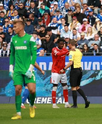 18.10.2025, xhettx, Fussball 2.Bundesliga, Karlsruher SC - 1.FC Kaiserslautern v.l. Faride Alidou (1. FC Kaiserslautern, 48) beschwert sich beim Schiedsrichter (DFL DFB REGULATIONS PROHIBIT ANY USE OF PHOTOGRAPHS as IMAGE SEQUENCES and or QUASI-VIDEO) Karlsruhe
