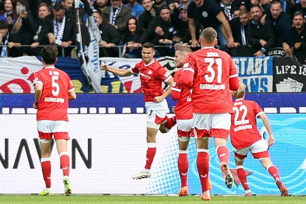 18.10.2025, xrekx, Fussball 2.Bundesliga, Karlsruher SC - 1.FC Kaiserslautern v.l. Torjubel nach dem Tor zum celebrating the goal celebrate 0:1 durch Ivan Prtajin (1.FC Kaiserslautern) (DFL DFB REGULATIONS PROHIBIT ANY USE OF PHOTOGRAPHS as IMAGE SEQUENCES and or QUASI-VIDEO) Karlsruhe