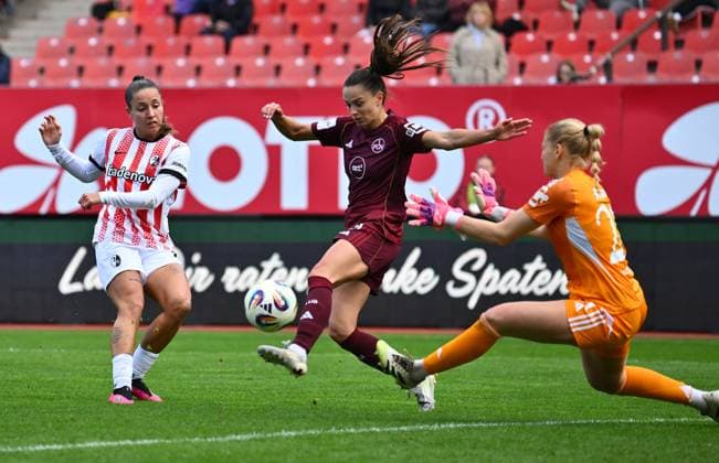 17.10.2025 - Fussball - Saison 2025 2026 - 1. Google Pixel Frauen Bundesliga - 07. Spieltag: 1. FC Nürnberg FCN ( Club Clubfrauen ) - SC Freiburg - Sportfoto Zink - xwoxzix - Selina Vobian ( 10 , SC Freiburg ) Sanja Homann (19, 1. FC Nürnberg FCN ) Larissa Rusek (21, 1. FC Nürnberg FCN )