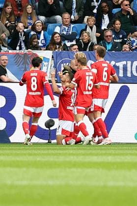 18.10.2025, xrekx, Fussball 2.Bundesliga, Karlsruher SC - 1.FC Kaiserslautern v.l. Torjubel nach dem Tor zum celebrating the goal celebrate 0:1 durch Ivan Prtajin (1.FC Kaiserslautern) (DFL DFB REGULATIONS PROHIBIT ANY USE OF PHOTOGRAPHS as IMAGE SEQUENCES and or QUASI-VIDEO) Karlsruhe