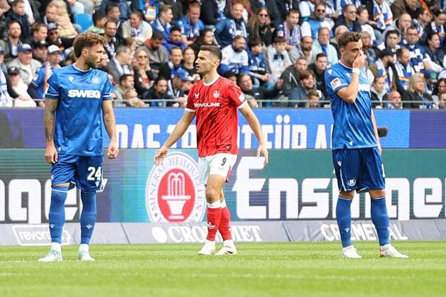 18.10.2025, xrekx, Fussball 2.Bundesliga, Karlsruher SC - 1.FC Kaiserslautern v.l. Torjubel nach dem Tor zum celebrating the goal celebrate 0:1 durch Ivan Prtajin (1.FC Kaiserslautern) Fabian Schleusener (Karlsruher SC) Philipp Foerster enttaeuscht, enttäuscht, schaut enttaeuscht, traurig, frustriert, niedergeschlagen, disappointed, sad, frustrated (DFL DFB REGULATIONS PROHIBIT ANY USE OF PHOTOGRAPHS as IMAGE SEQUENCES and or QUASI-VIDEO) Karlsruhe