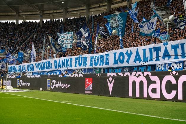 18.10.2025, xhettx, Fussball 2.Bundesliga, Karlsruher SC - 1.FC Kaiserslautern v.l. Spruchband KSC (DFL DFB REGULATIONS PROHIBIT ANY USE OF PHOTOGRAPHS as IMAGE SEQUENCES and or QUASI-VIDEO) Karlsruhe