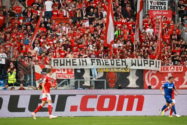 18.10.2025, xhettx, Fussball 2.Bundesliga, Karlsruher SC - 1.FC Kaiserslautern v.l. Gedenken im Lauternblock (DFL DFB REGULATIONS PROHIBIT ANY USE OF PHOTOGRAPHS as IMAGE SEQUENCES and or QUASI-VIDEO) Karlsruhe