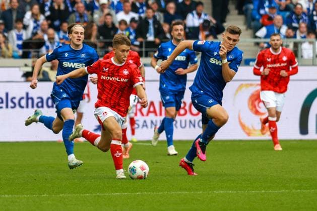 18.10.2025, xhettx, Fussball 2.Bundesliga, Karlsruher SC - 1.FC Kaiserslautern v.l. Naatan Mikael Skyttä (1. FC Kaiserslautern, 15) im Laufduell (DFL DFB REGULATIONS PROHIBIT ANY USE OF PHOTOGRAPHS as IMAGE SEQUENCES and or QUASI-VIDEO) Karlsruhe