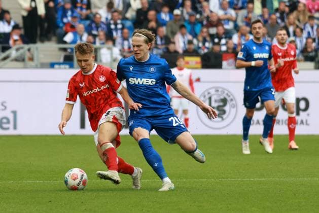 18.10.2025, xhettx, Fussball 2.Bundesliga, Karlsruher SC - 1.FC Kaiserslautern v.l. Naatan Mikael Skyttä (1. FC Kaiserslautern, 15) und David Herold (Karlsruher SC, 20) im Zweikampf (DFL DFB REGULATIONS PROHIBIT ANY USE OF PHOTOGRAPHS as IMAGE SEQUENCES and or QUASI-VIDEO) Karlsruhe