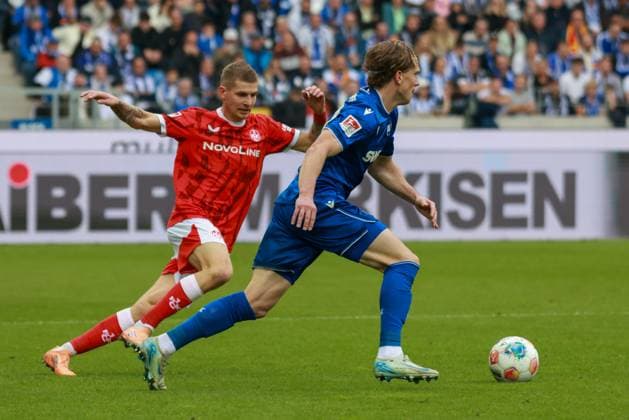 18.10.2025, xhettx, Fussball 2.Bundesliga, Karlsruher SC - 1.FC Kaiserslautern v.l. Paul Joly (1. FC Kaiserslautern, 26) und David Herold (Karlsruher SC, 20) (DFL DFB REGULATIONS PROHIBIT ANY USE OF PHOTOGRAPHS as IMAGE SEQUENCES and or QUASI-VIDEO) Karlsruhe