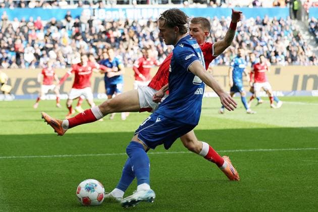 18.10.2025, xrekx, Fussball 2.Bundesliga, Karlsruher SC - 1.FC Kaiserslautern v.l. Paul Joly (1.FC Kaiserslautern) David Herold (Karlsruher SC) Zweikampf, Aktion, action, battle for the ball (DFL DFB REGULATIONS PROHIBIT ANY USE OF PHOTOGRAPHS as IMAGE SEQUENCES and or QUASI-VIDEO) Karlsruhe