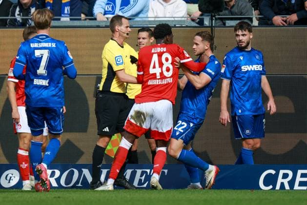 18.10.2025, xhettx, Fussball 2.Bundesliga, Karlsruher SC - 1.FC Kaiserslautern v.l. Rudelbildung um Faride Alidou (1. FC Kaiserslautern, 48) und Christoph Kobald (Karlsruher SC, 22) (DFL DFB REGULATIONS PROHIBIT ANY USE OF PHOTOGRAPHS as IMAGE SEQUENCES and or QUASI-VIDEO) Karlsruhe