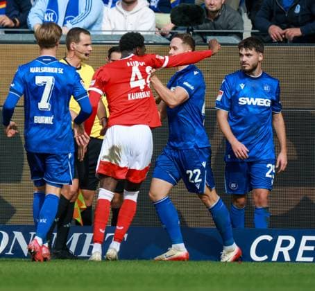 18.10.2025, xhettx, Fussball 2.Bundesliga, Karlsruher SC - 1.FC Kaiserslautern v.l. Rudelbildung um Faride Alidou (1. FC Kaiserslautern, 48) und Christoph Kobald (Karlsruher SC, 22) (DFL DFB REGULATIONS PROHIBIT ANY USE OF PHOTOGRAPHS as IMAGE SEQUENCES and or QUASI-VIDEO) Karlsruhe
