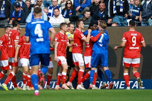 18.10.2025, xhettx, Fussball 2.Bundesliga, Karlsruher SC - 1.FC Kaiserslautern v.l. Rudelbildung um Faride Alidou (1. FC Kaiserslautern, 48) und Christoph Kobald (Karlsruher SC, 22) (DFL DFB REGULATIONS PROHIBIT ANY USE OF PHOTOGRAPHS as IMAGE SEQUENCES and or QUASI-VIDEO) Karlsruhe