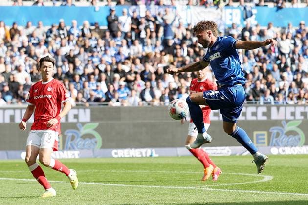 18.10.2025, xrekx, Fussball 2.Bundesliga, Karlsruher SC - 1.FC Kaiserslautern v.l. Fabian Schleusener (Karlsruher SC) (DFL DFB REGULATIONS PROHIBIT ANY USE OF PHOTOGRAPHS as IMAGE SEQUENCES and or QUASI-VIDEO) Karlsruhe