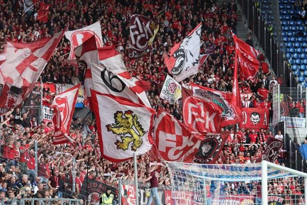 18.10.2025, xrekx, Fussball 2.Bundesliga, Karlsruher SC - 1.FC Kaiserslautern v.l. FCK Fans ,Stimmung, Schals, Trikot, Fahne, Banner, Ultras, Zuschauer, Besucher, Choreo, Choreografie, atmosphere, spectators, Visitors (DFL DFB REGULATIONS PROHIBIT ANY USE OF PHOTOGRAPHS as IMAGE SEQUENCES and or QUASI-VIDEO) Karlsruhe